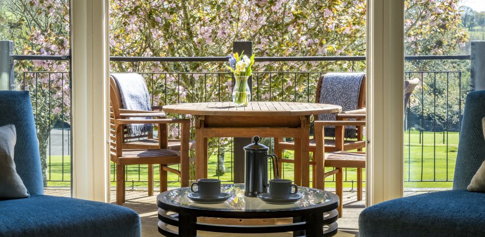 UK lodge holidays patio with flowers and seating area