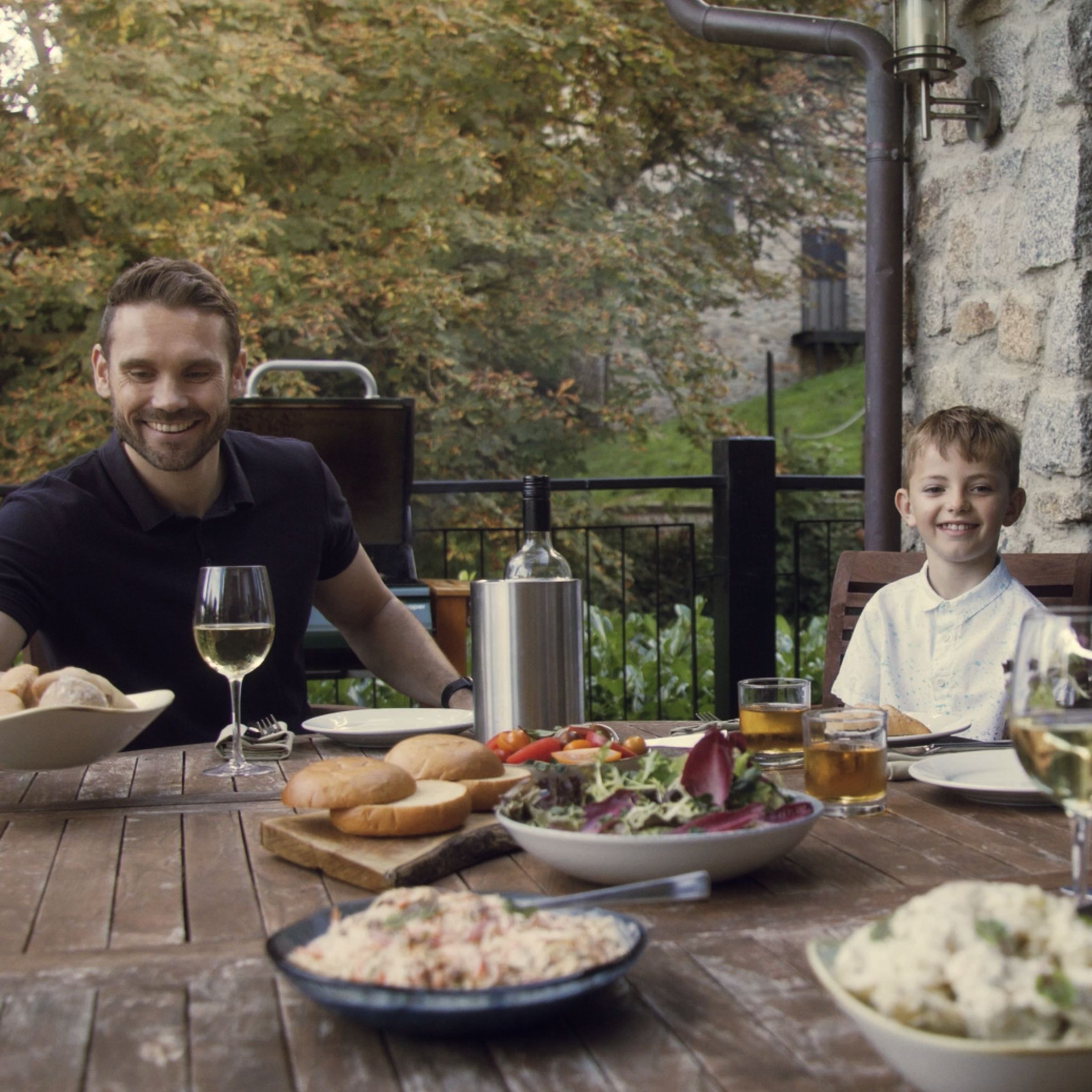 Families enjoying a meal during UK lodge holiday 